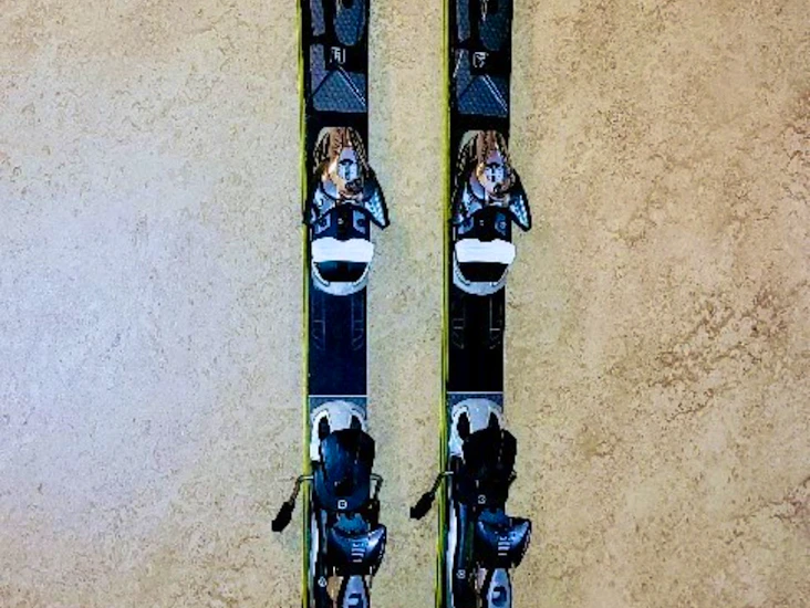 Alpin slalom skidor pjäxor stavar hjälm