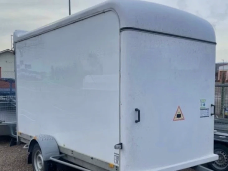 Skåpsläp 11m³ med ramp / totalvikt 1000 kg