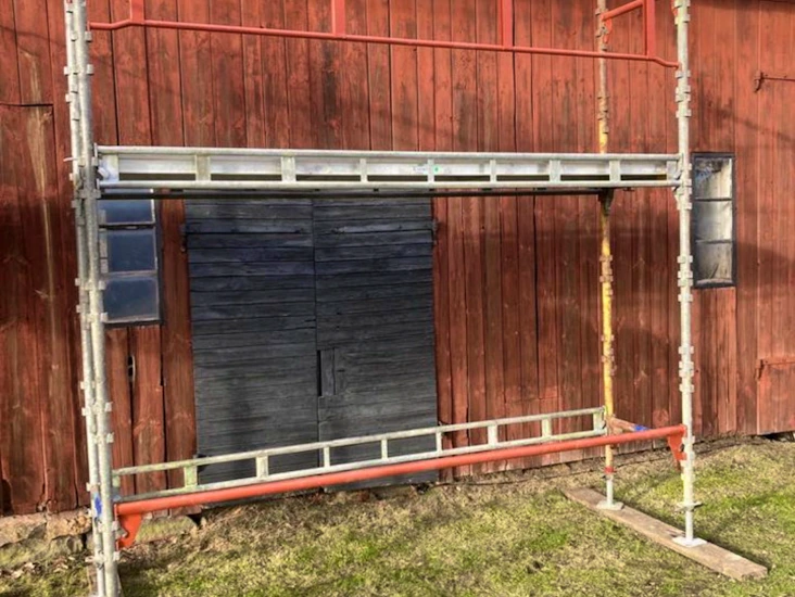 Byggställning haki med höjd 3meter och bredd 3meter. arbetsplan 0,65meter
