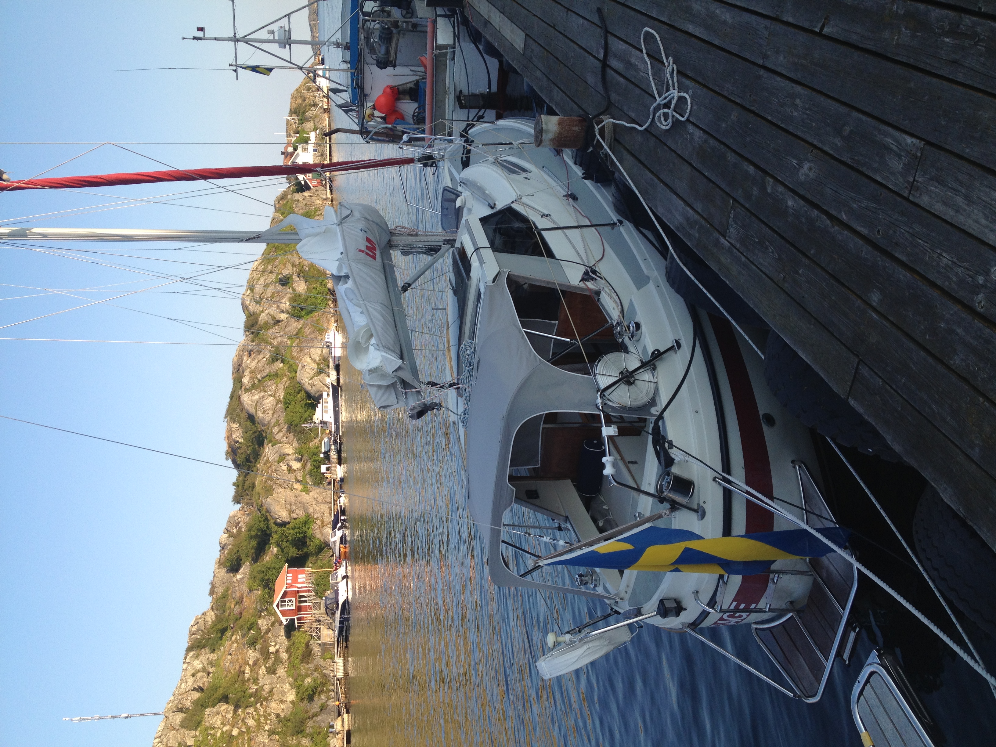 Segelbåt och motorbåt lm28