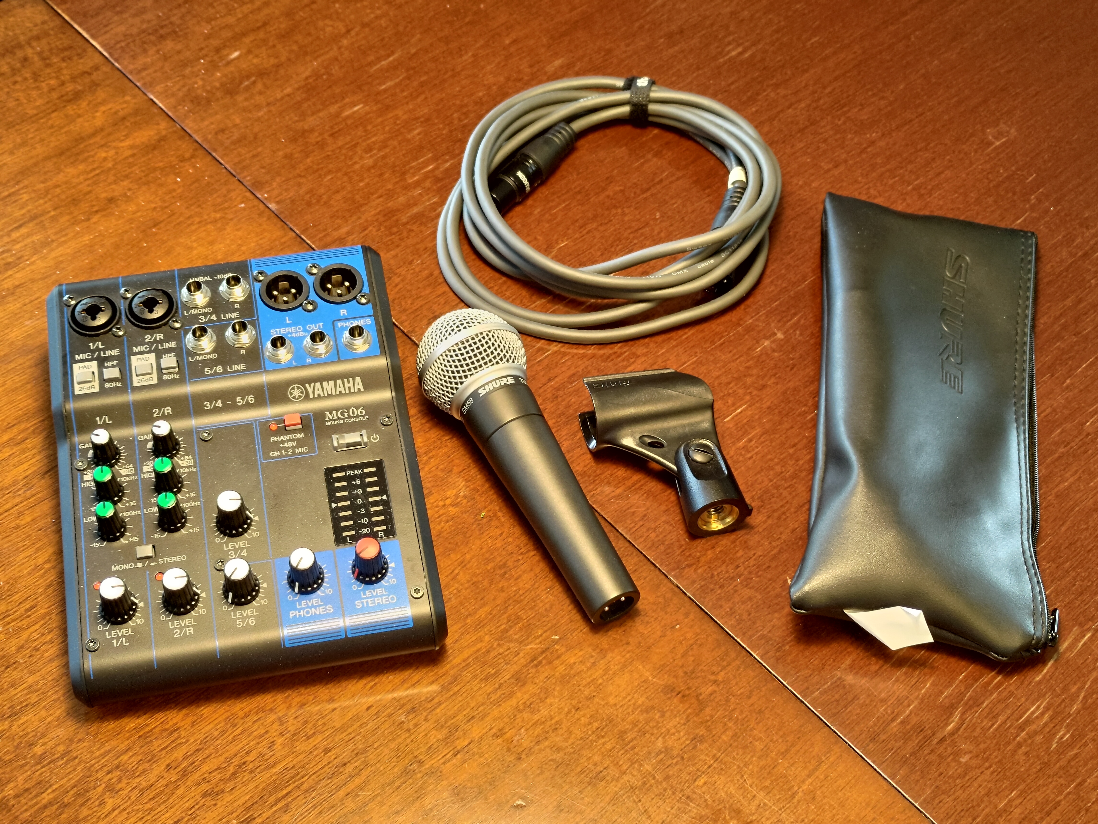 Yamaha mixer och shure sm58 mikrofon