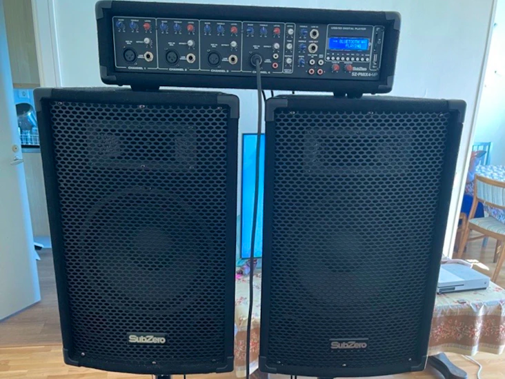 Kraftfullt pa-ljudsystem med subwoofer