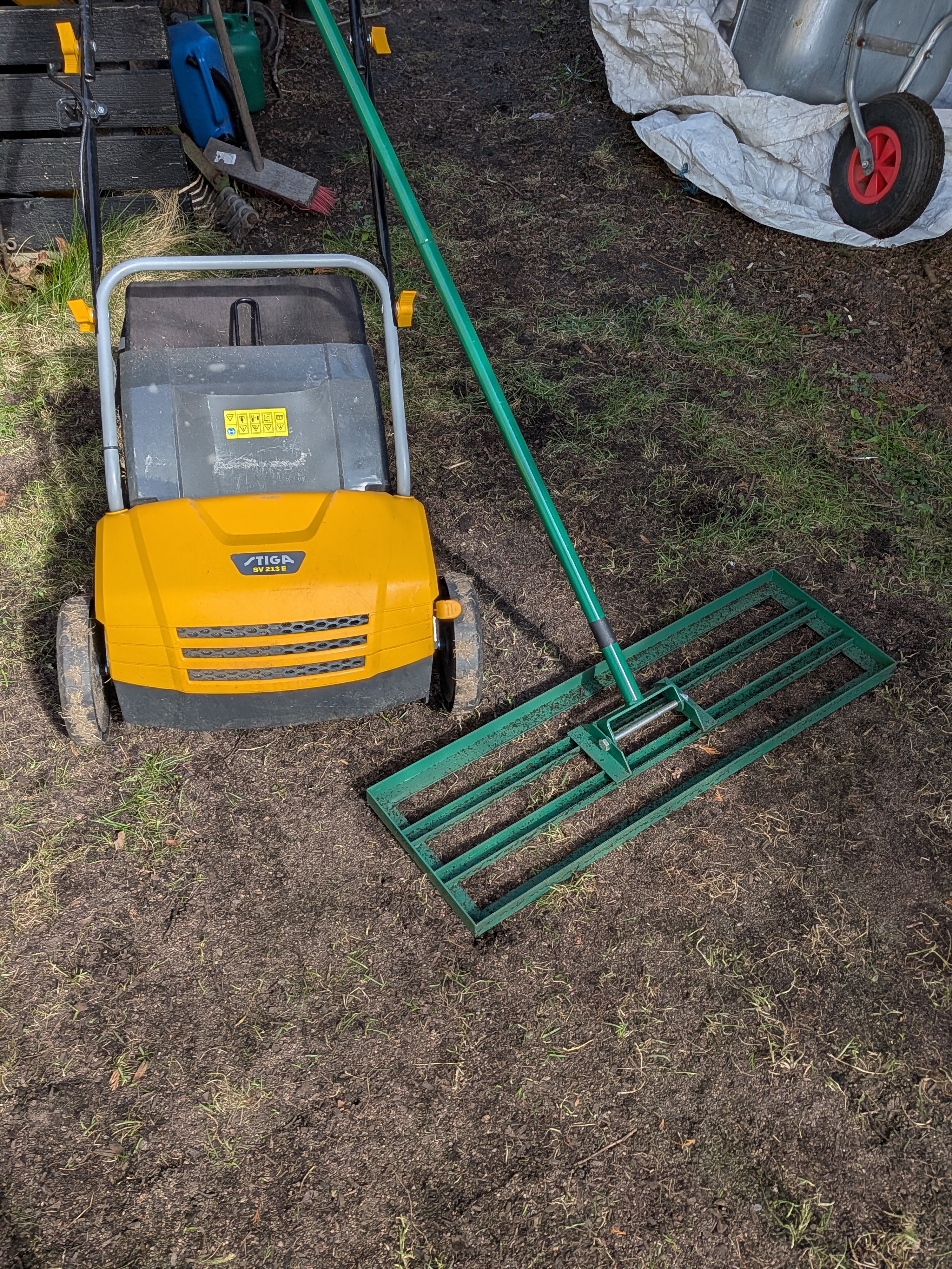 Stiga sv213e vertikalskärare och mossrivare. samt en planraka 