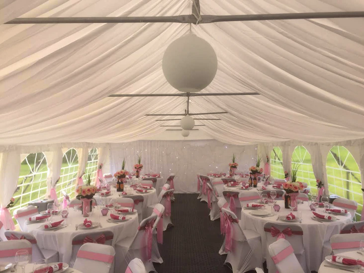 Studentpaket trädgårdsfest bröllopsfest snabbtält partytält 120 gäster inkl möbler