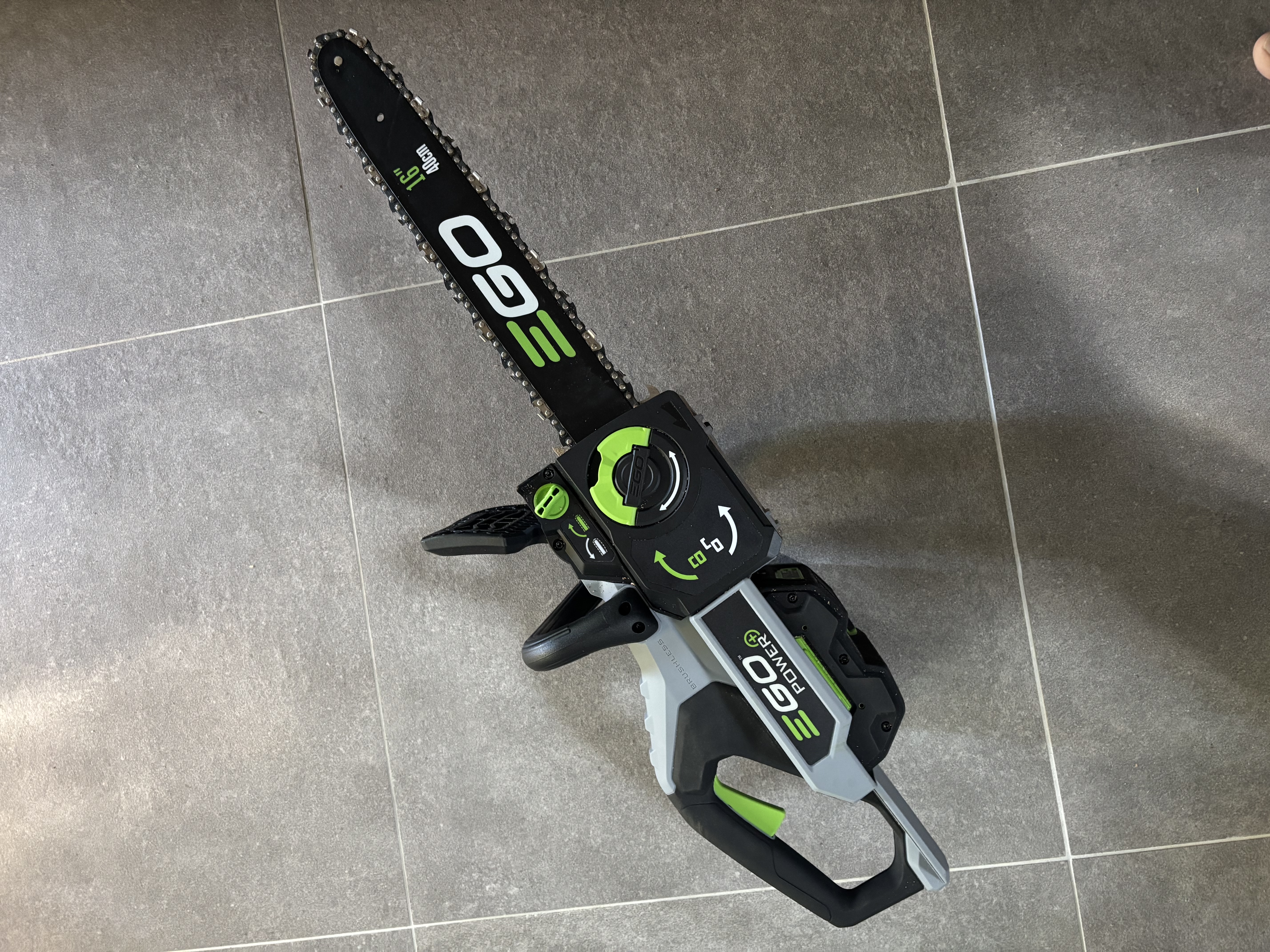 Utleie: kraftig ego power+ 56v motorsag (40 cm) + 550w lynrask hurtiglader