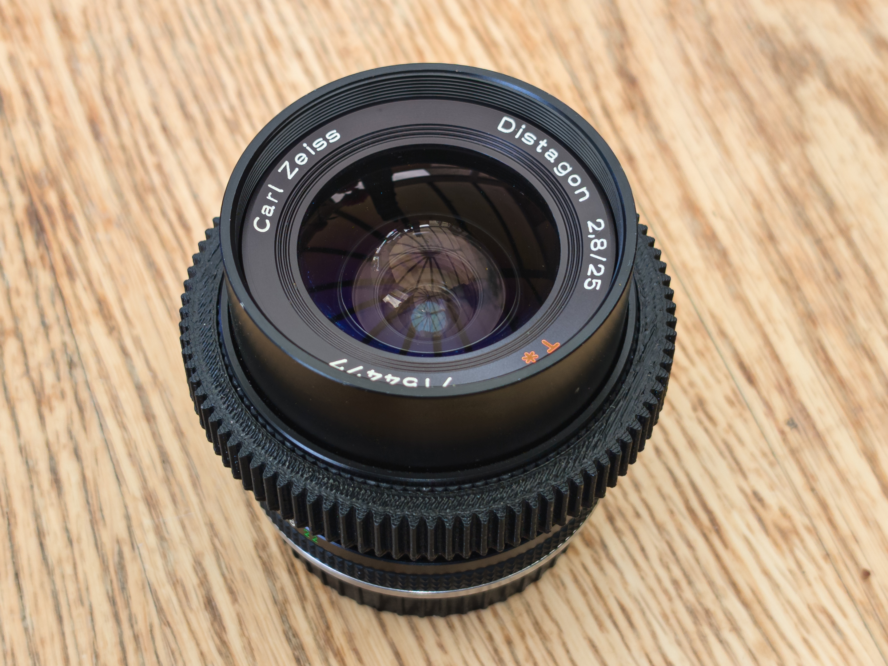 25mm contax zeiss  lens for canon ef mount f/2.8 distagon t*  