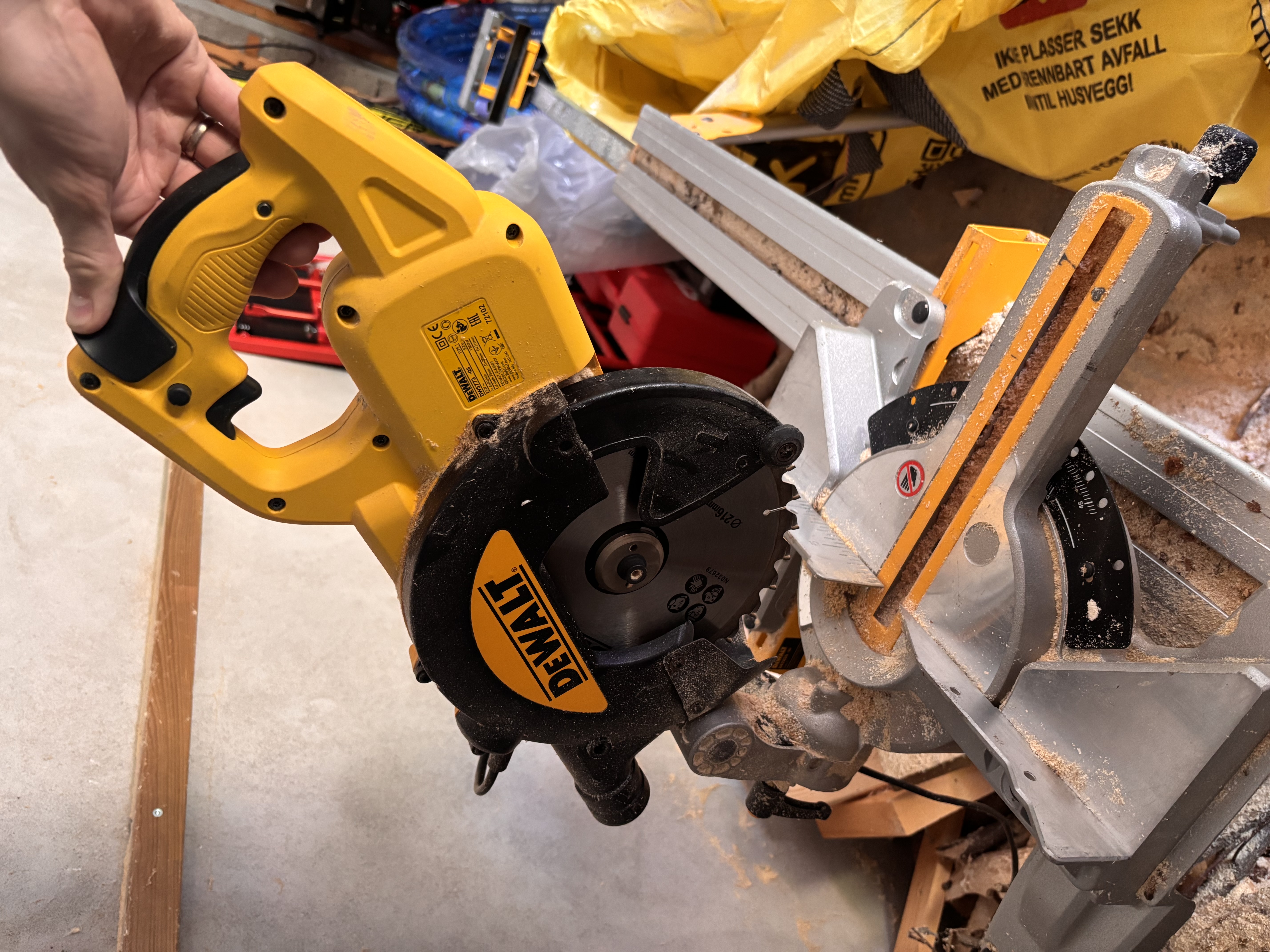 Dewalt kapp og gjærsag 1300w dws773 med stativ