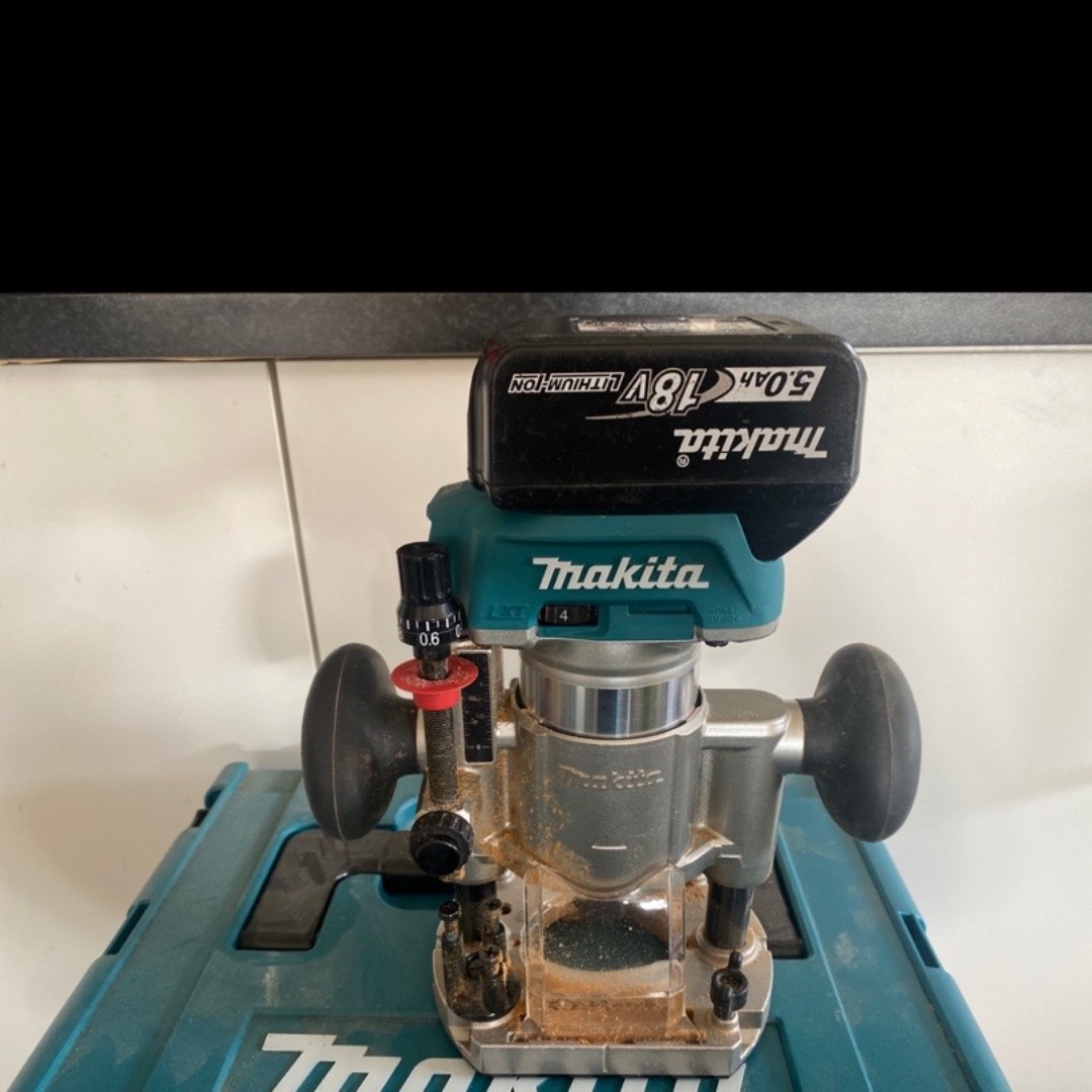 Makita håndoverfres 18v med verktøy