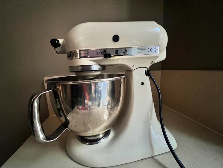New! kitchen aid artisan stand mixer. comes with bowl and 3 attachments
