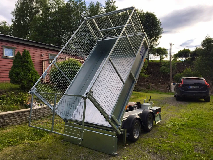 Tilhenger m/ hydraulisk tipp og kjørebruer