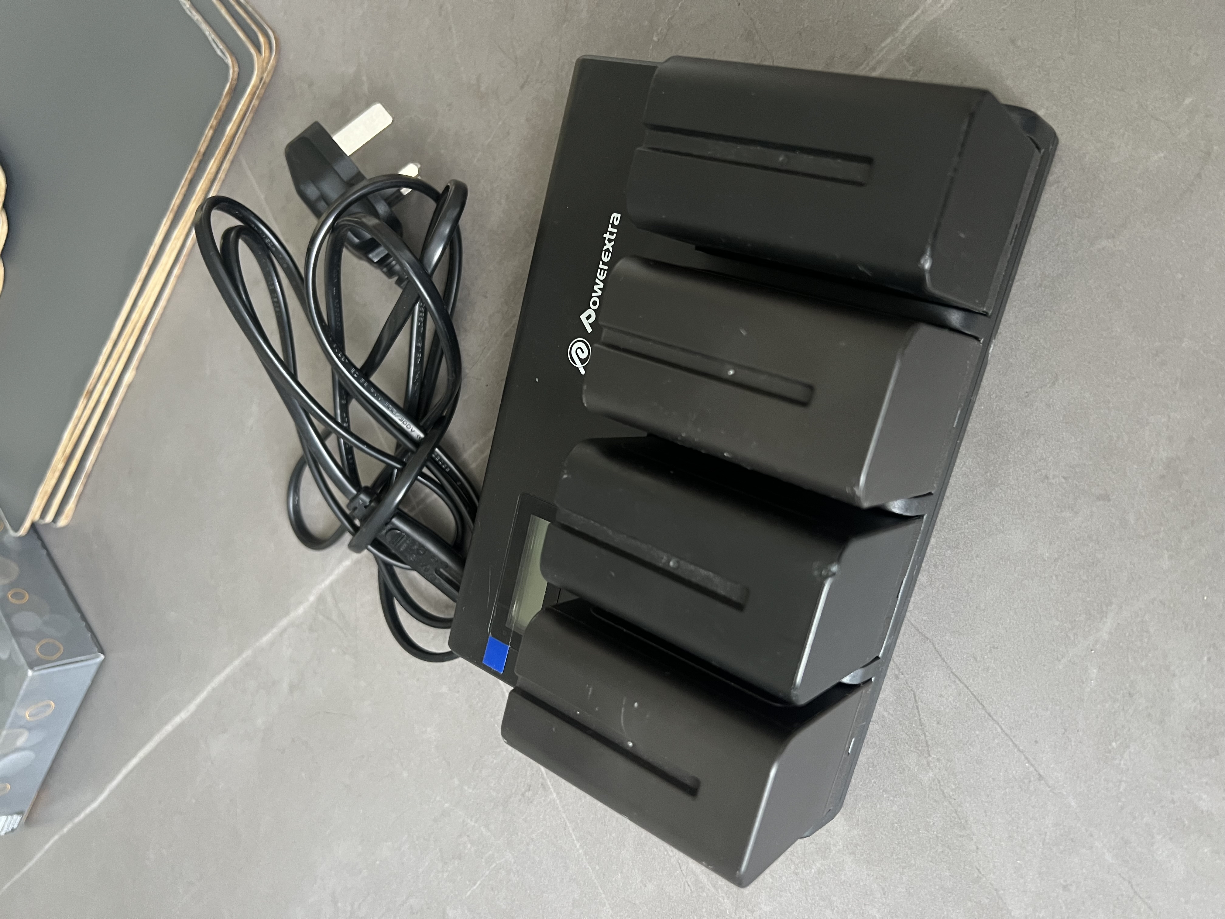 4x np-f970 batteries + 4-slot charger powerextra l-series kit