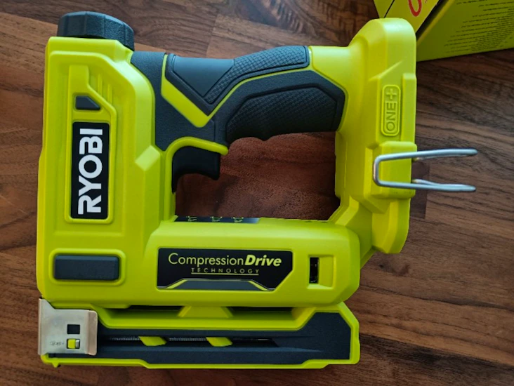 Ryobi batteridrevet stiftemaskin