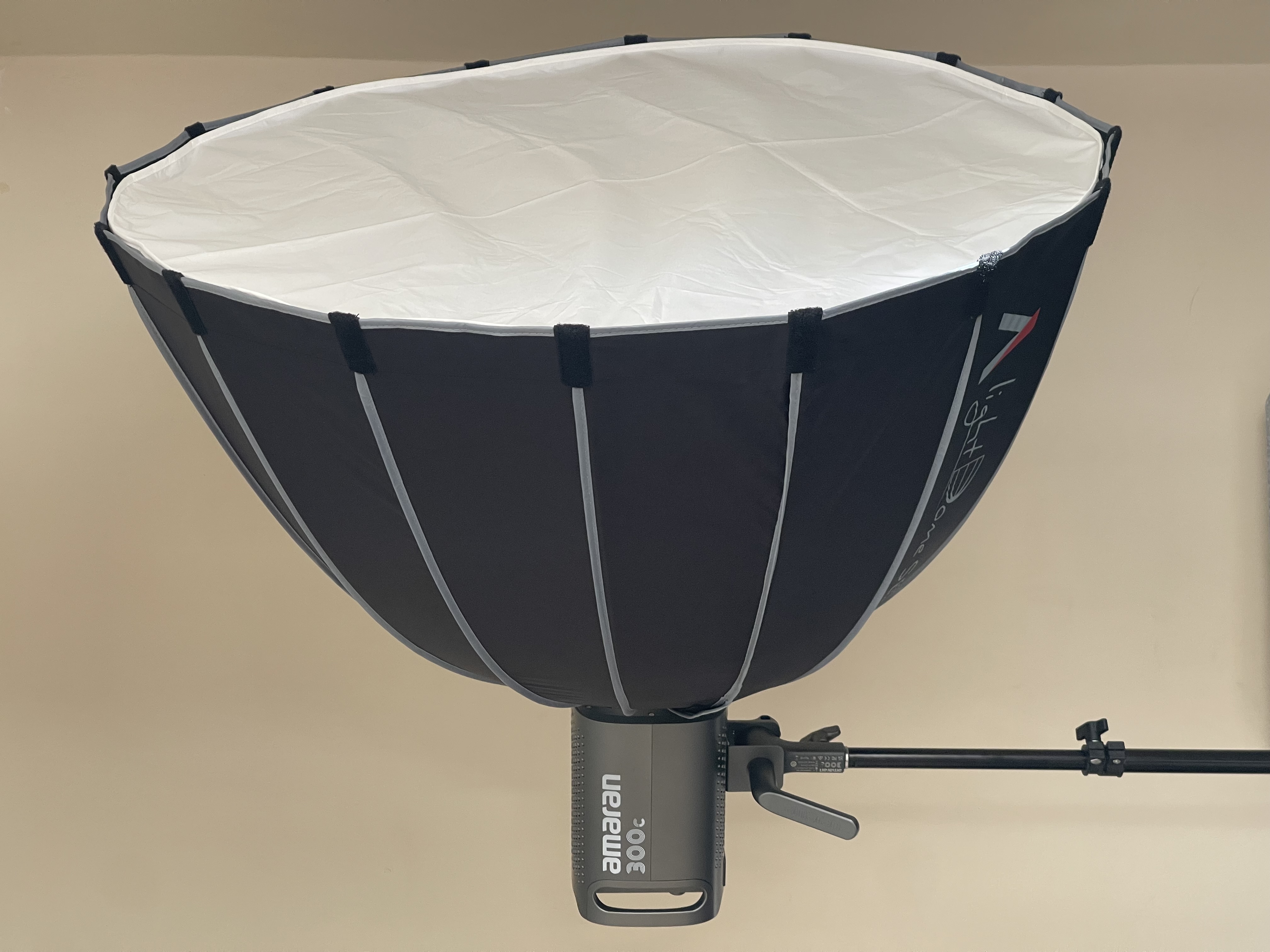 Aputure amaran 300c 300w rgb led key light kit – softbox & heavy duty stand included