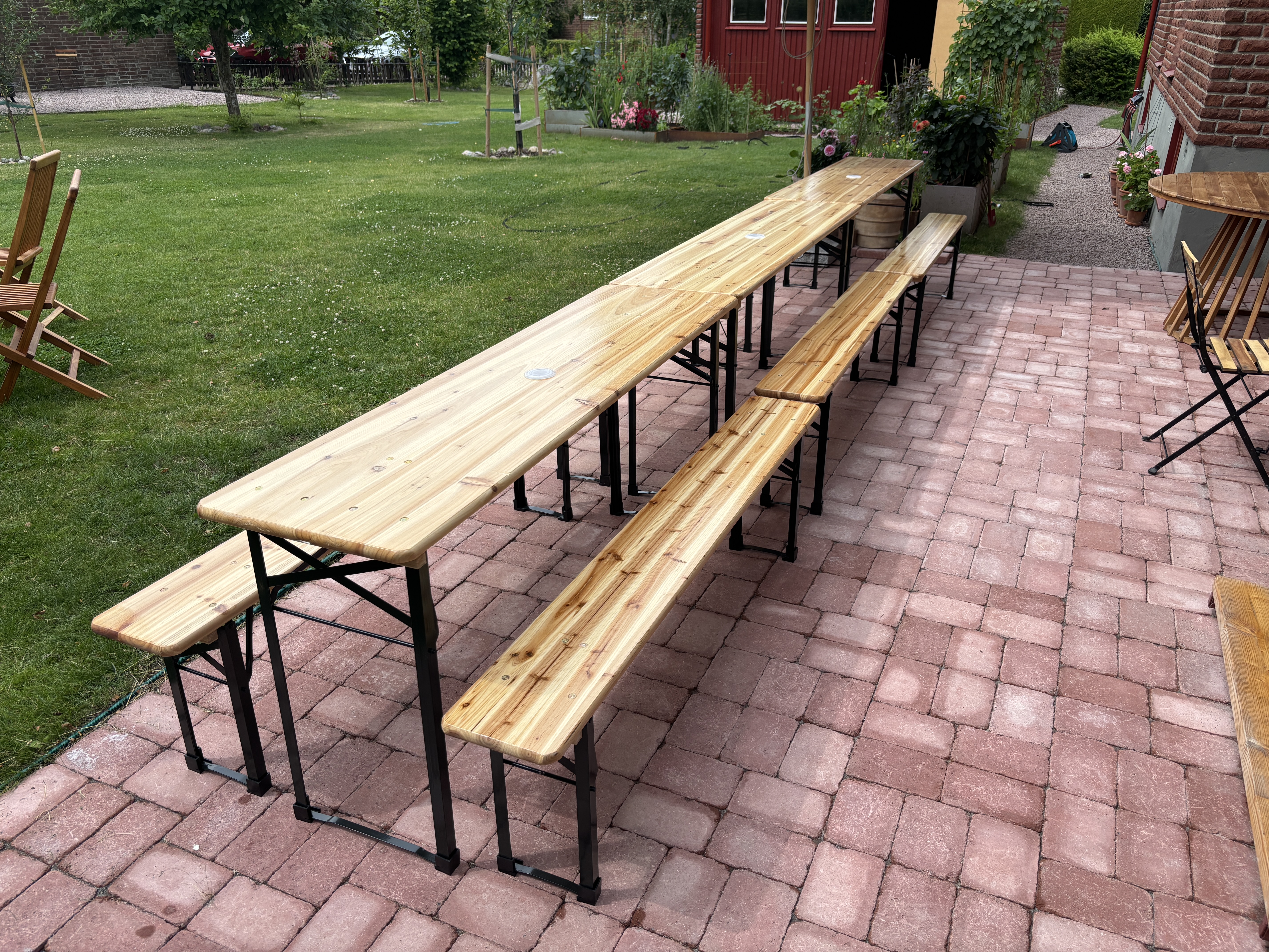 Bord- och bänkset, ihoppfällbar, i tre delar med parasollhållare