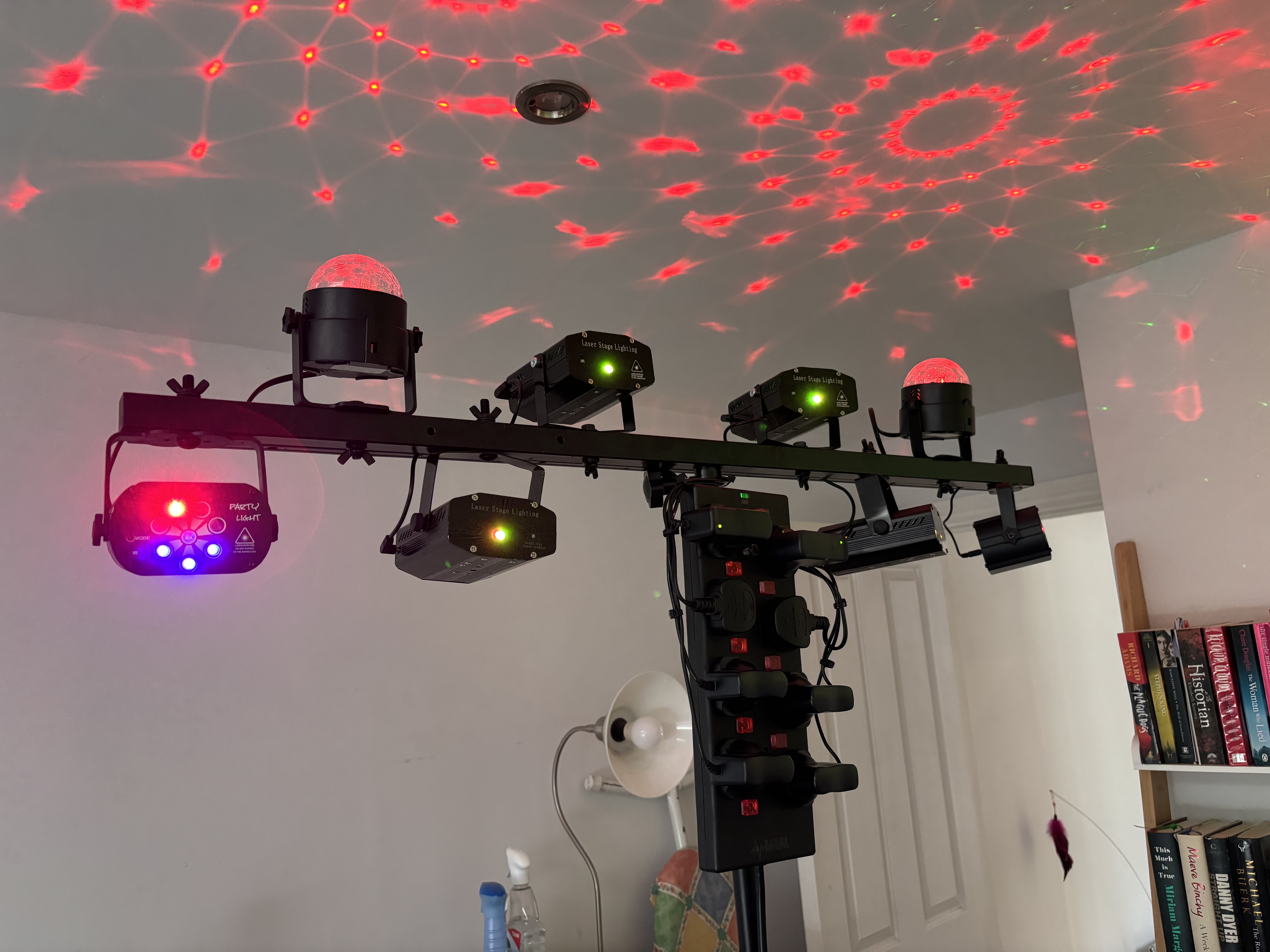 Party lights: t-bar with 6 lasers,  2 led fills and texture fill