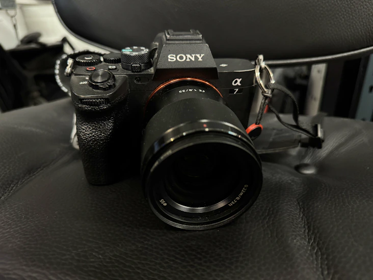 Sony a7iv -kamera + sony fe 35 mm f1.8 -objektiivi