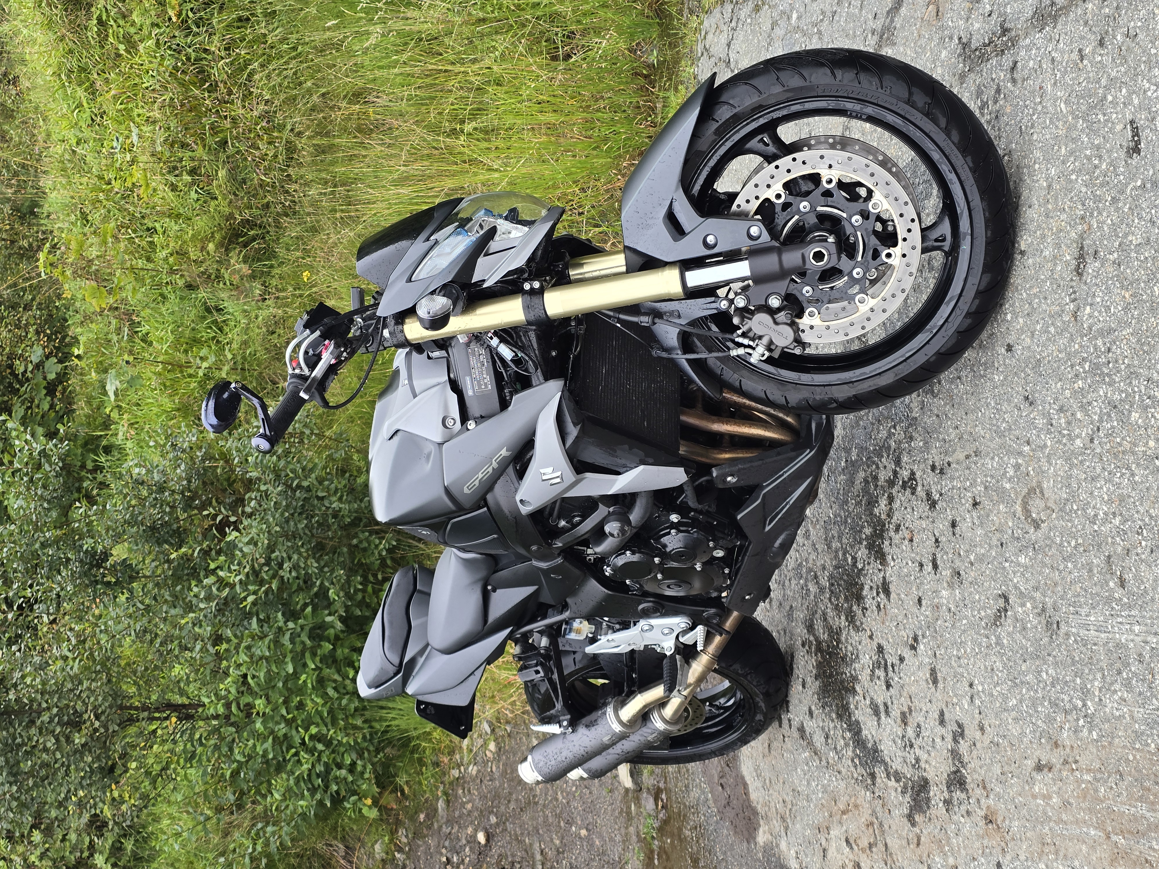 Suzuki gsr-750