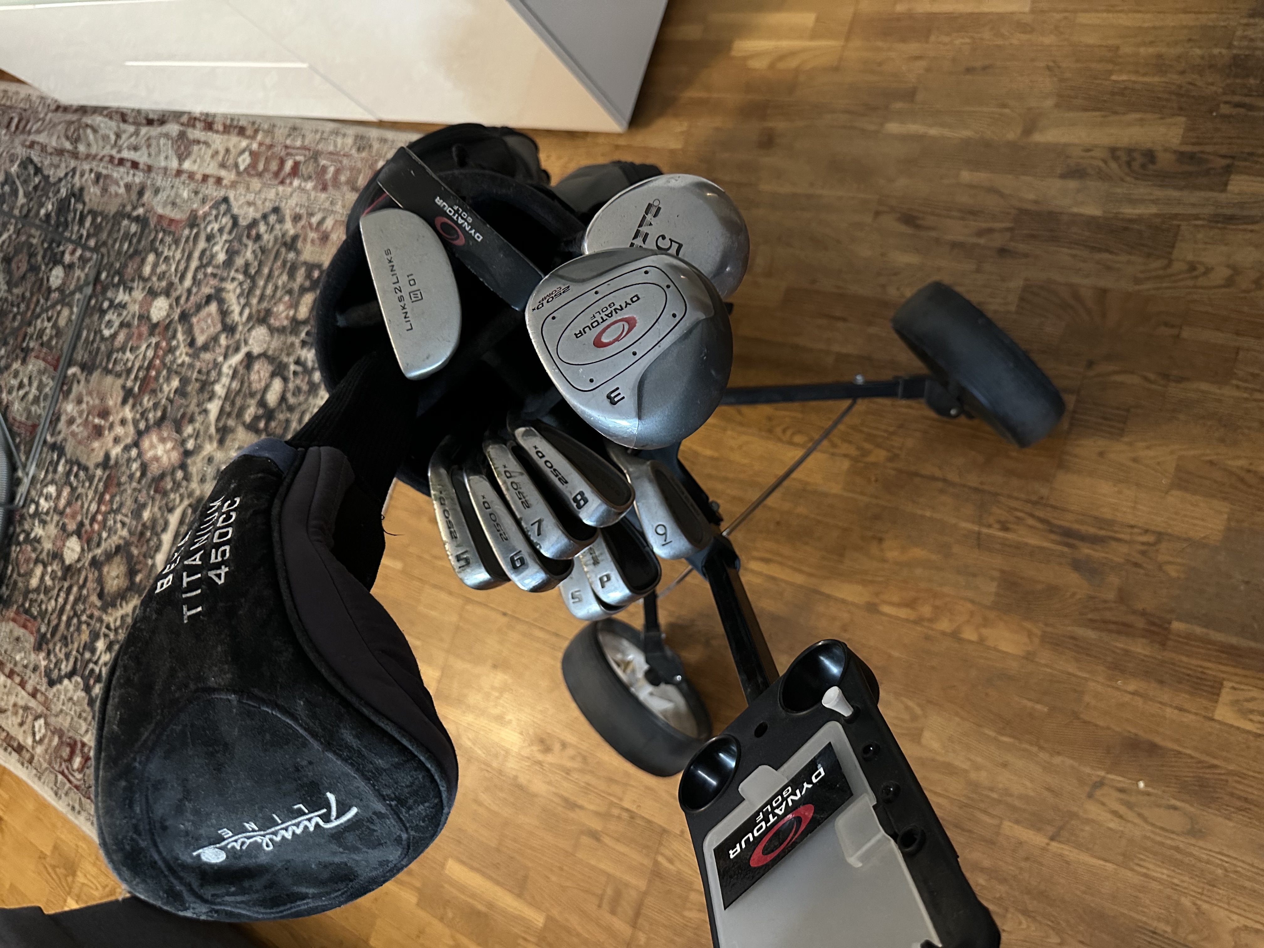 Komplett golfset höger med vagn, bollar, handskar…