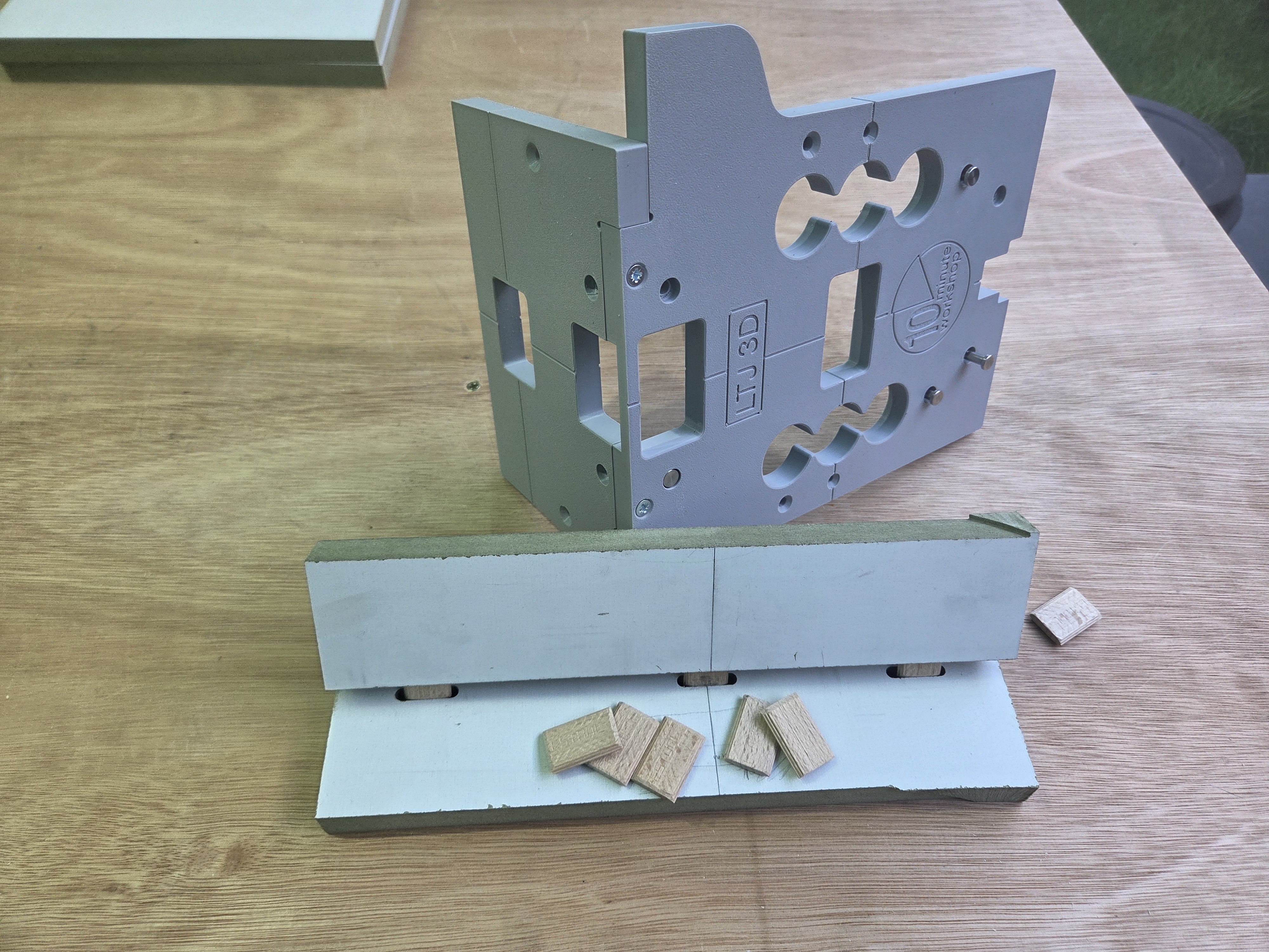 Loose tenon jig / domino / biscuit joiner (to be used with plunge router)