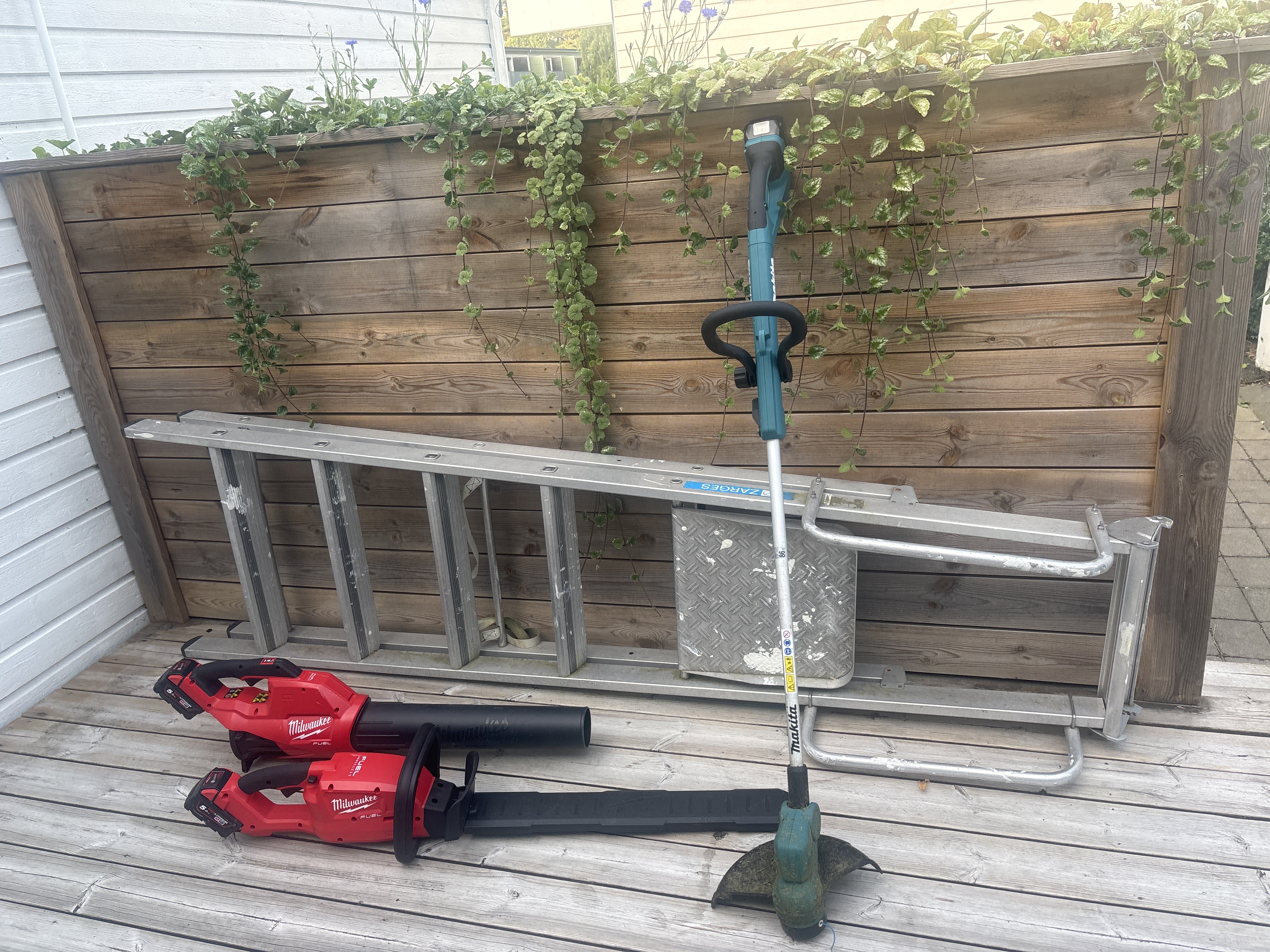 Trädgårds kitt med lövblås,häcksax ,grästrimmer och stege batteridrivet