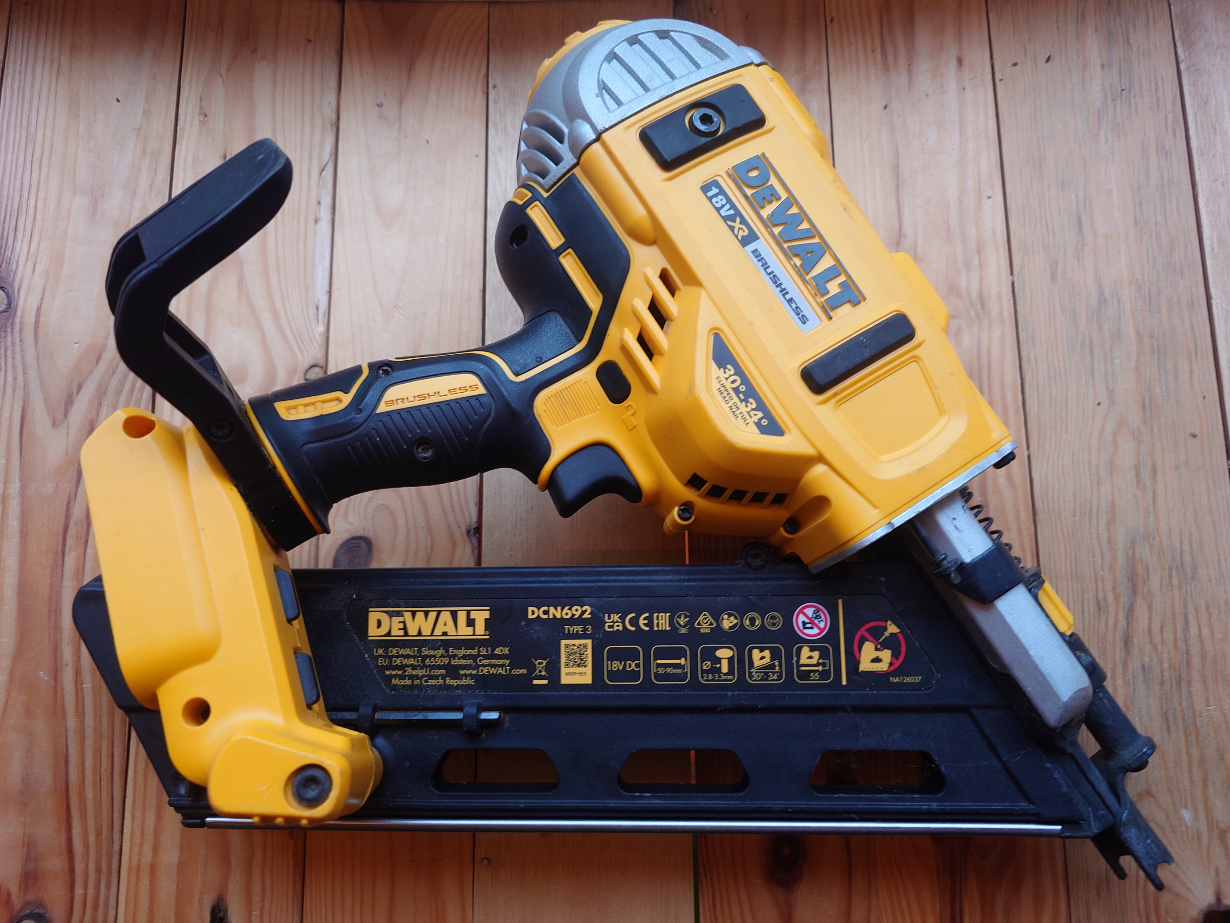 Kraftfull spikpistol dewalt dcn692n