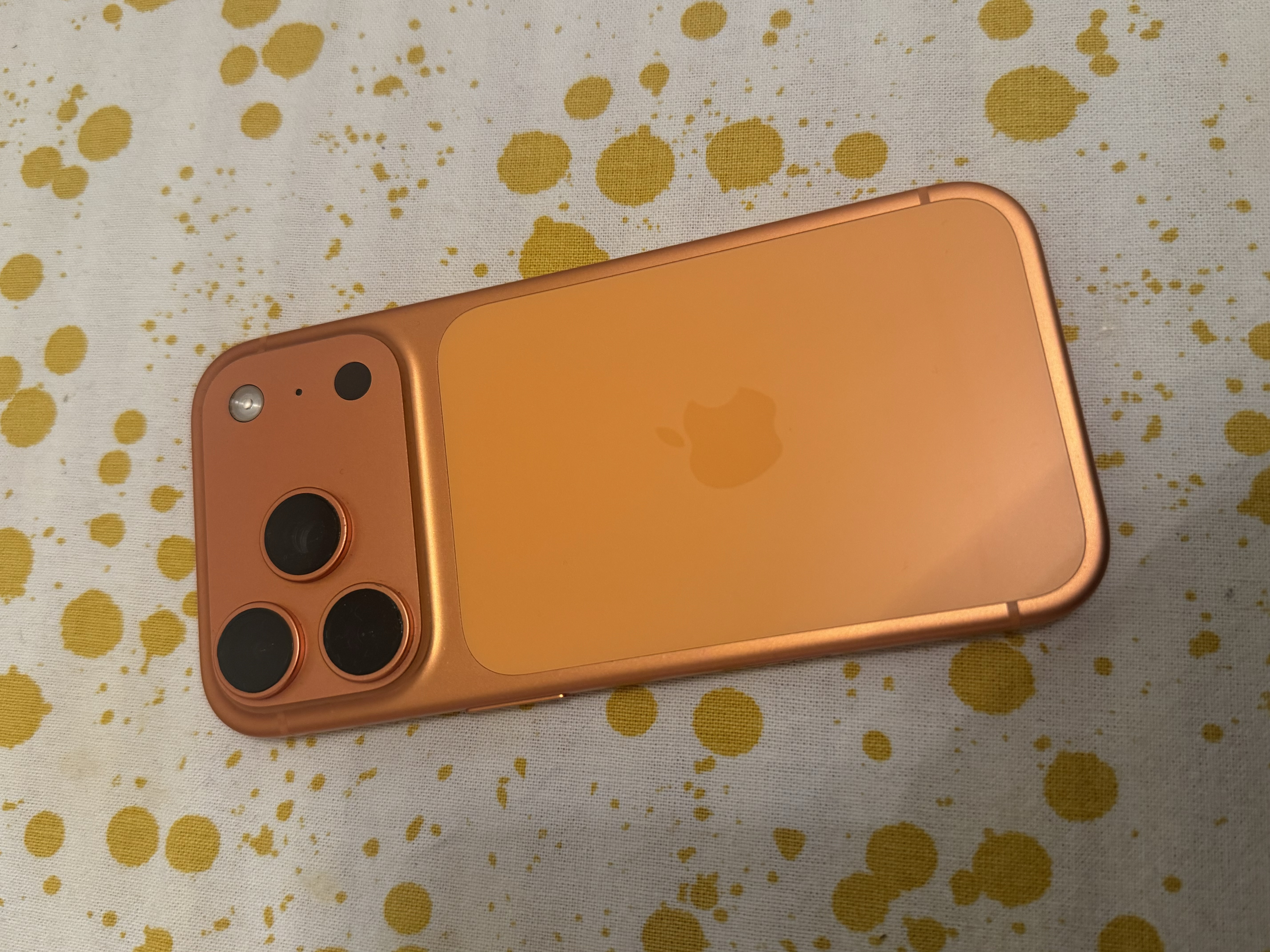 Iphone 17 pro cosmic orange leies ut