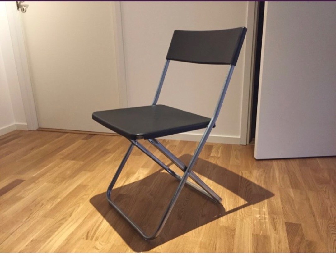 Set med 1 bord + 8 klappstolar