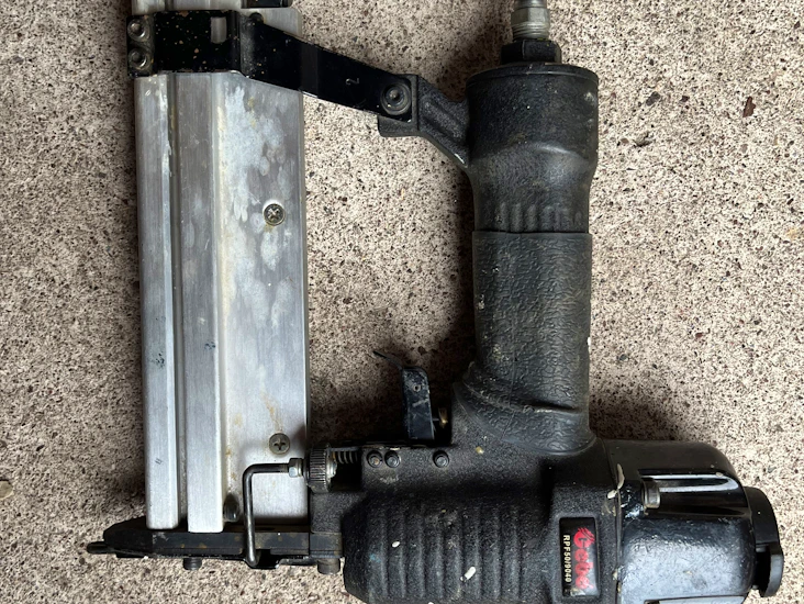 Dyckertpistol för finsnickeri, lister m.m