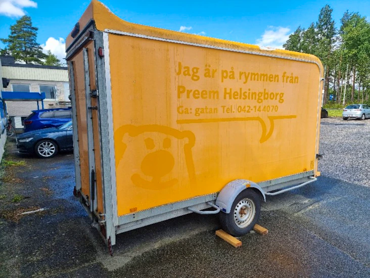 Stort flyttsläp / skåpsläp med ramp