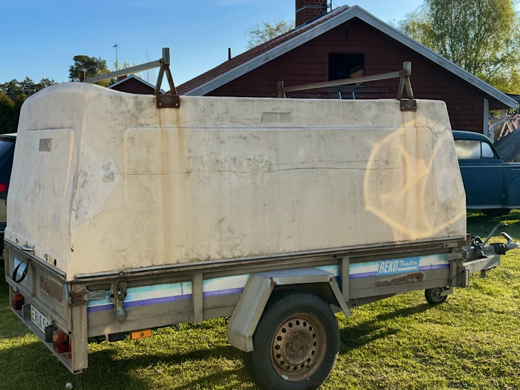 Släpkärra med kåpa