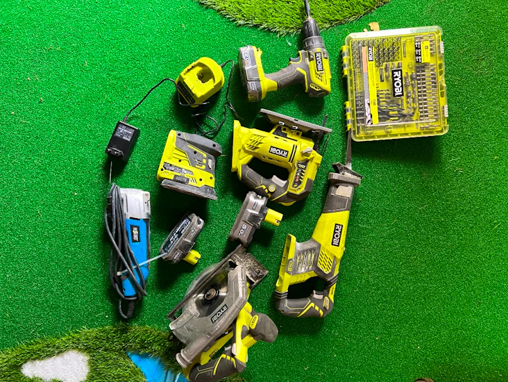 Verktygspaket inkl kapsåg på bord