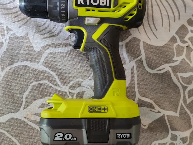 Ryobi akkuporakone + 2 ah:n akku latureineen + teräsarja