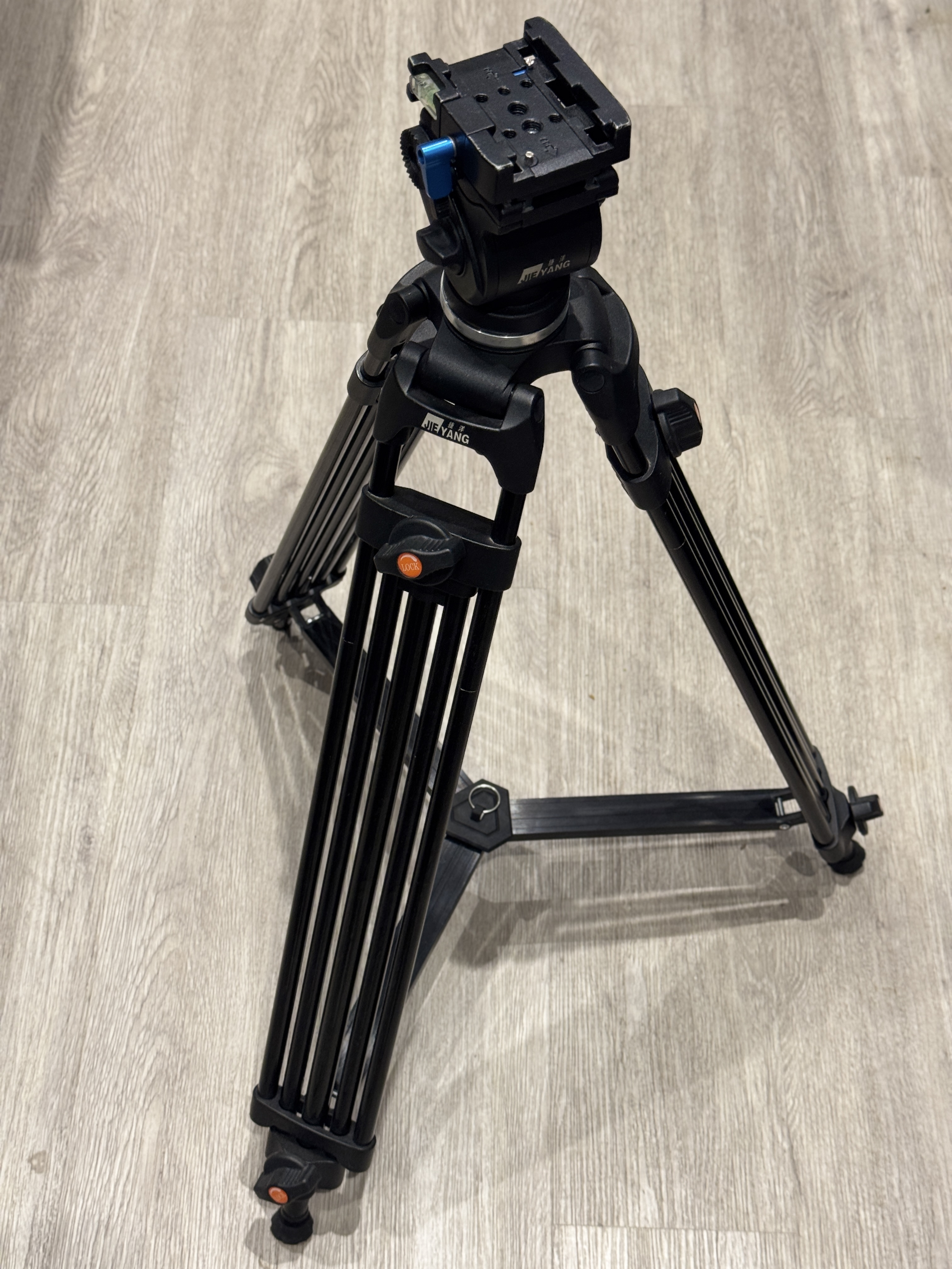 Generic dslr tripod + quick release plate 