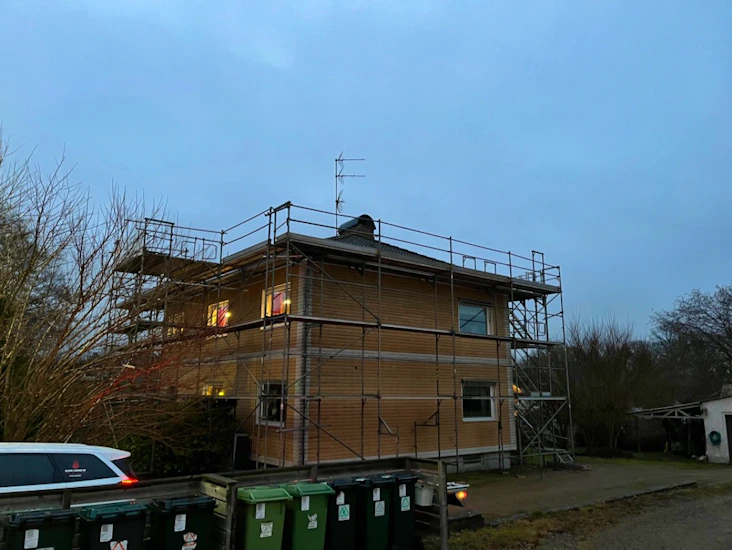 Färdigmonterad byggnadsställning