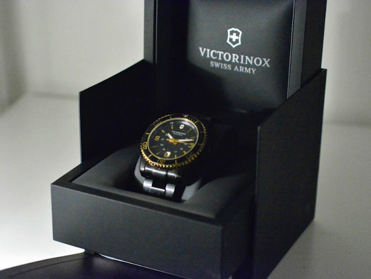 Victorinox klocka svart/guld