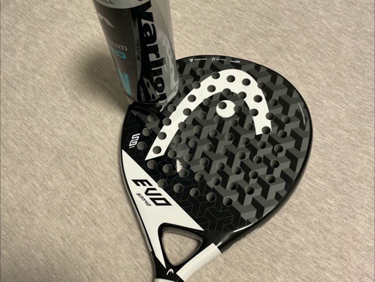 Komplett pakke med padel racket og baller