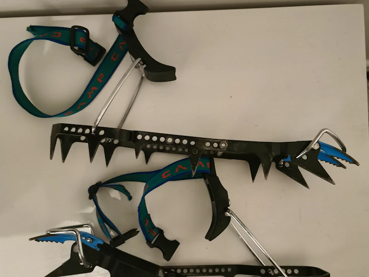 Stegjärn till pjäxor + isyxa