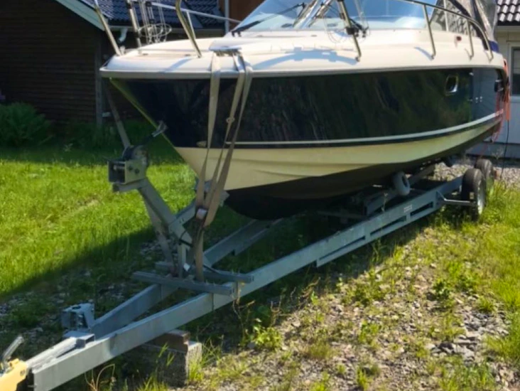 Rejäl båttrailer för 2500 kg