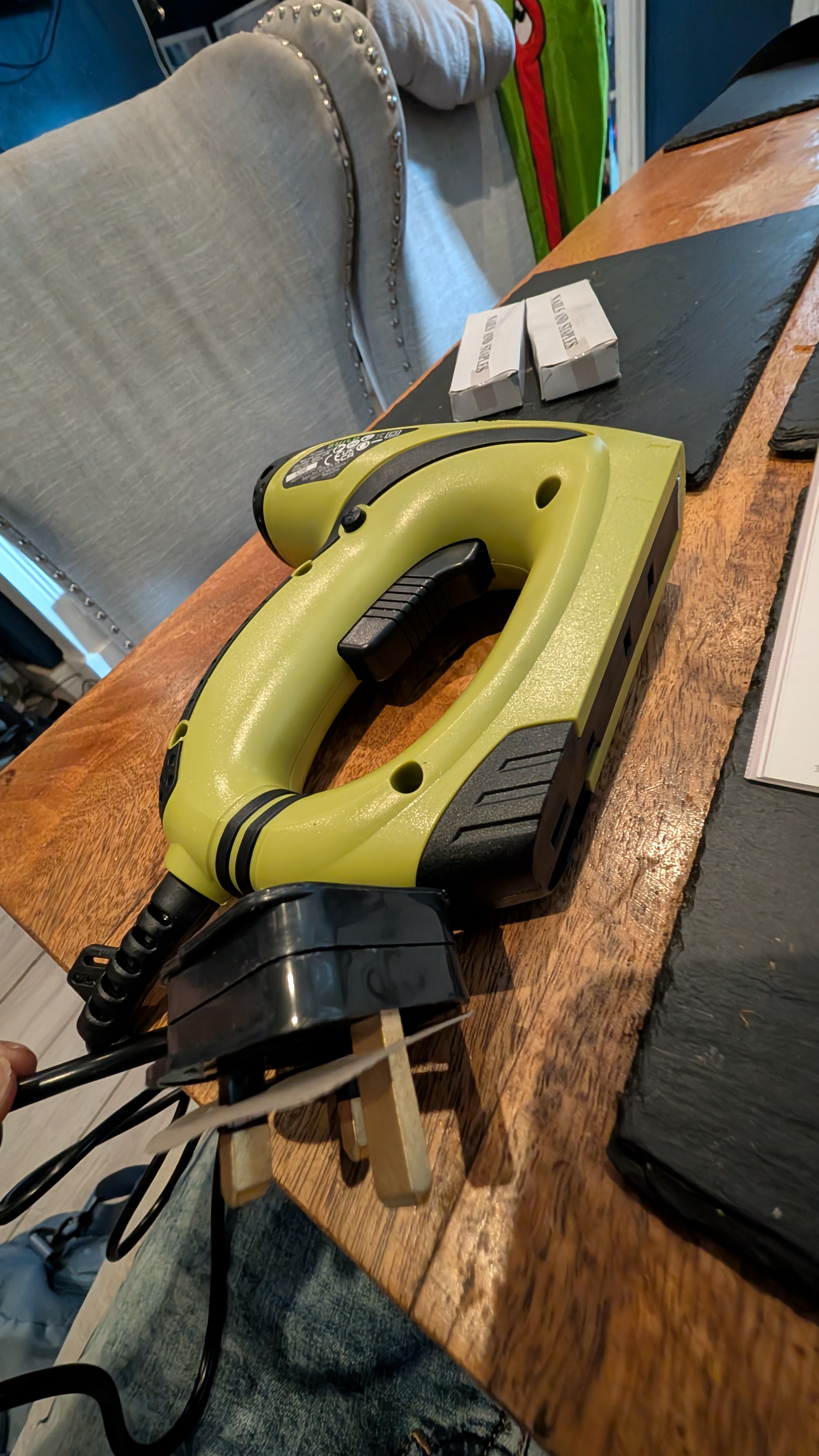 Electric nail and staple gun