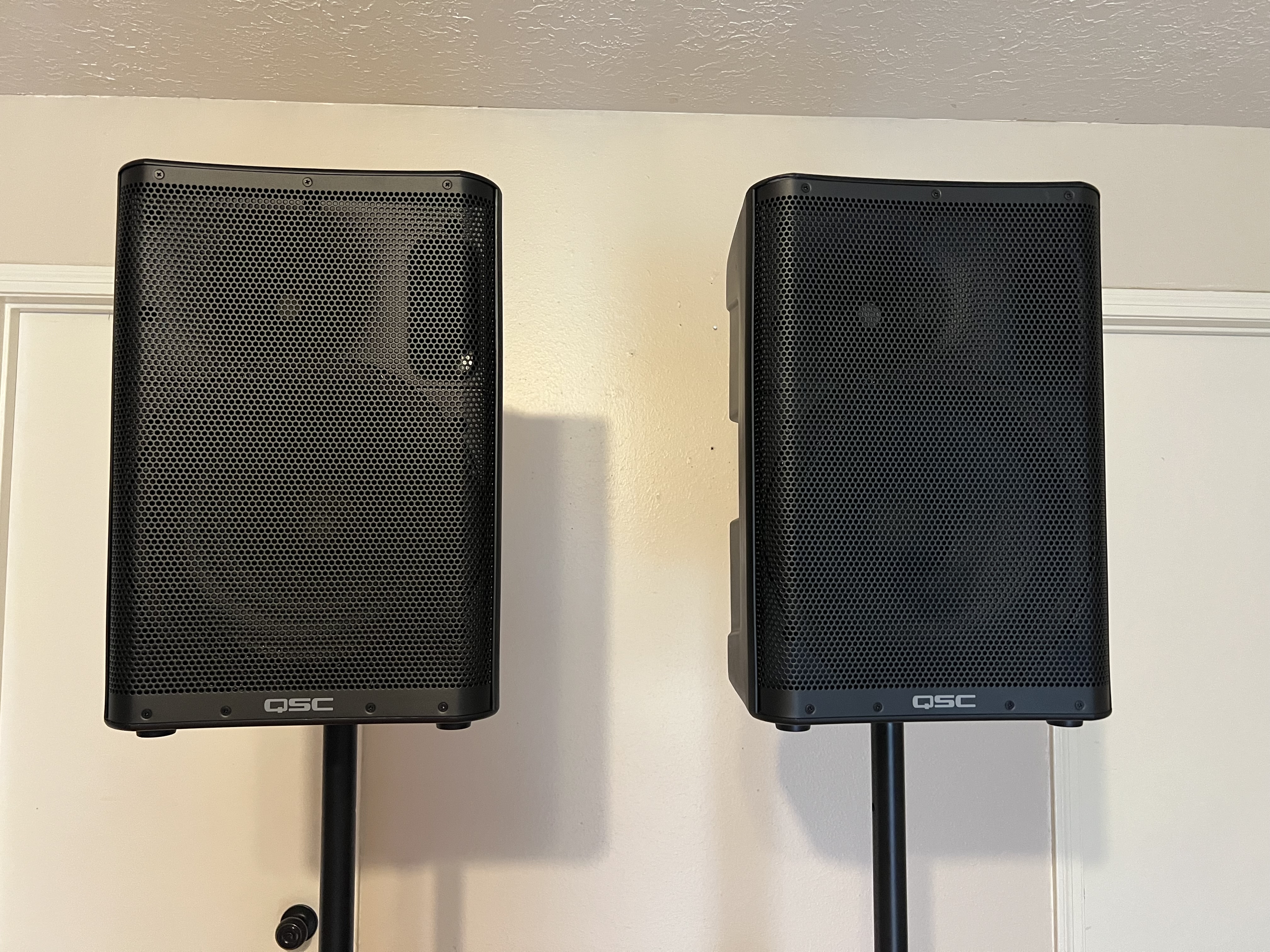 Qsc cp12 powered speakers (pair) + stands + cables 