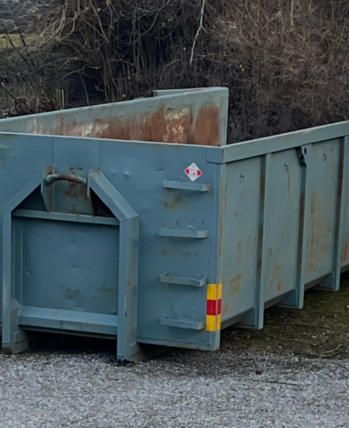 Öppen container för skräp flak