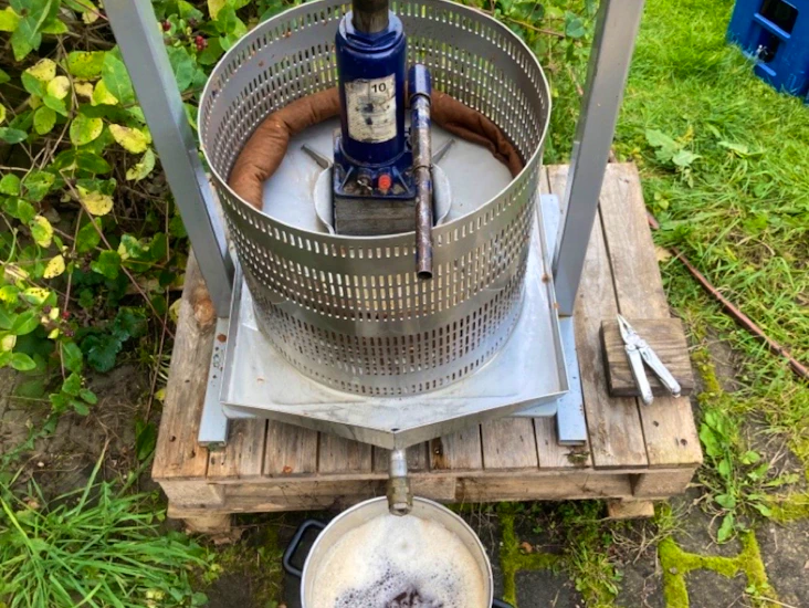 Mustpress, fruktkross och pastör