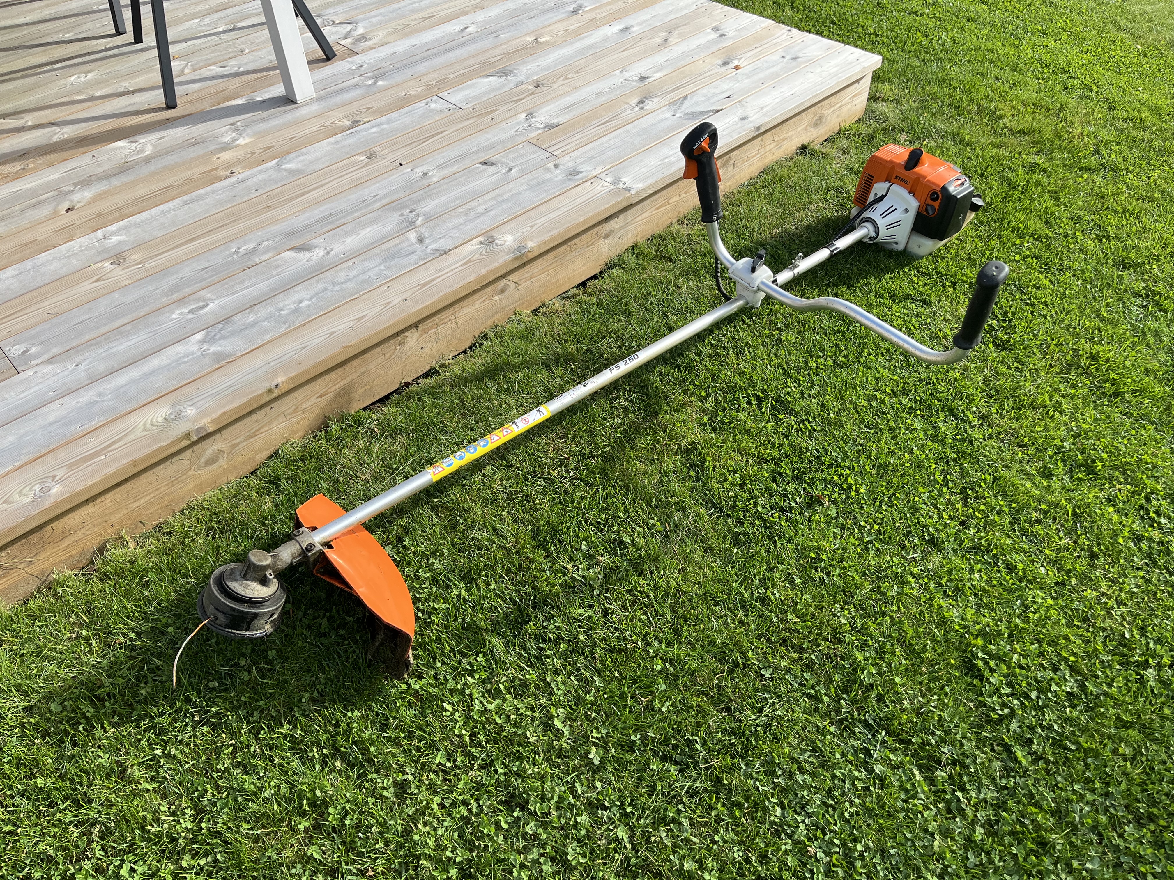 Bensindriven röjsåg/trimmer med sele