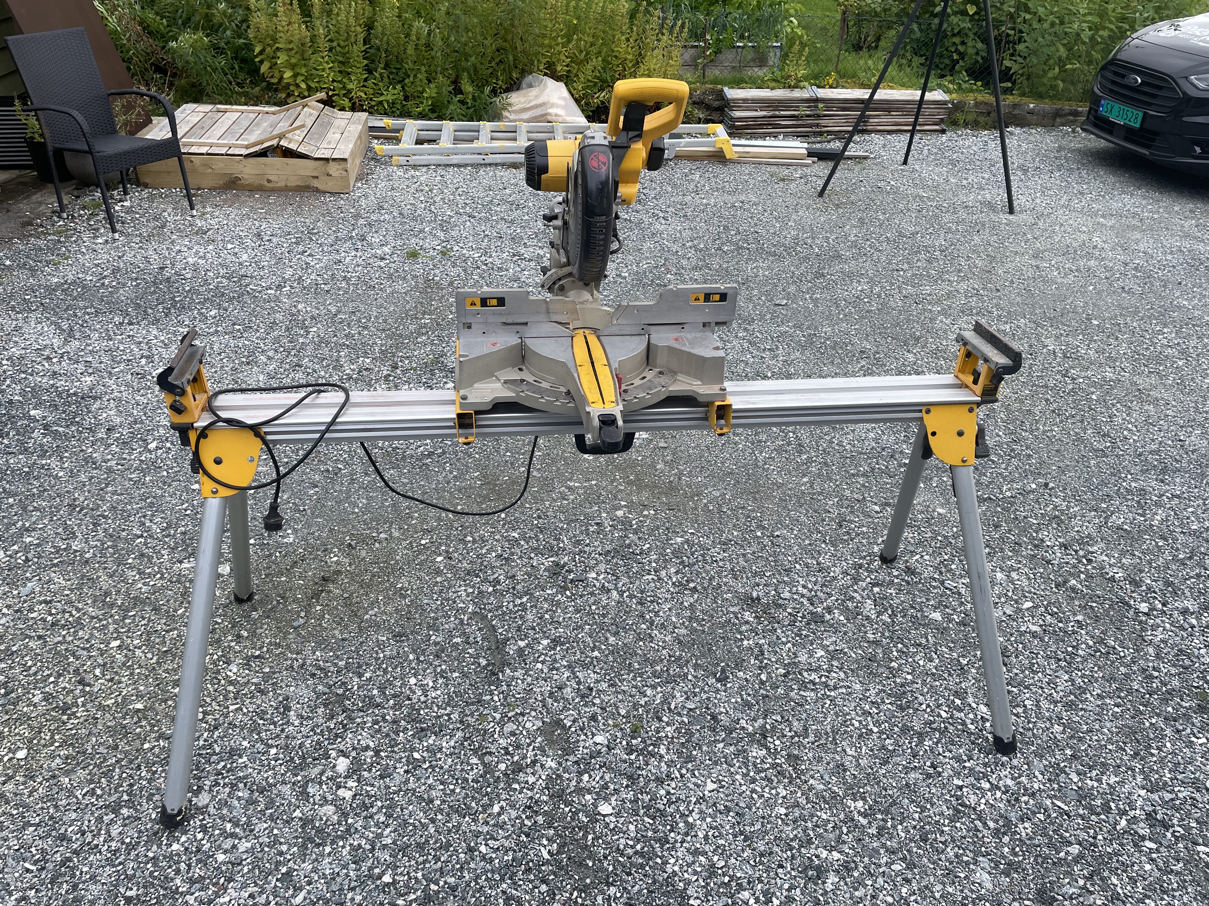 Dewalt dw717xps kapp- og gjærsag med uttrekk og sagbord