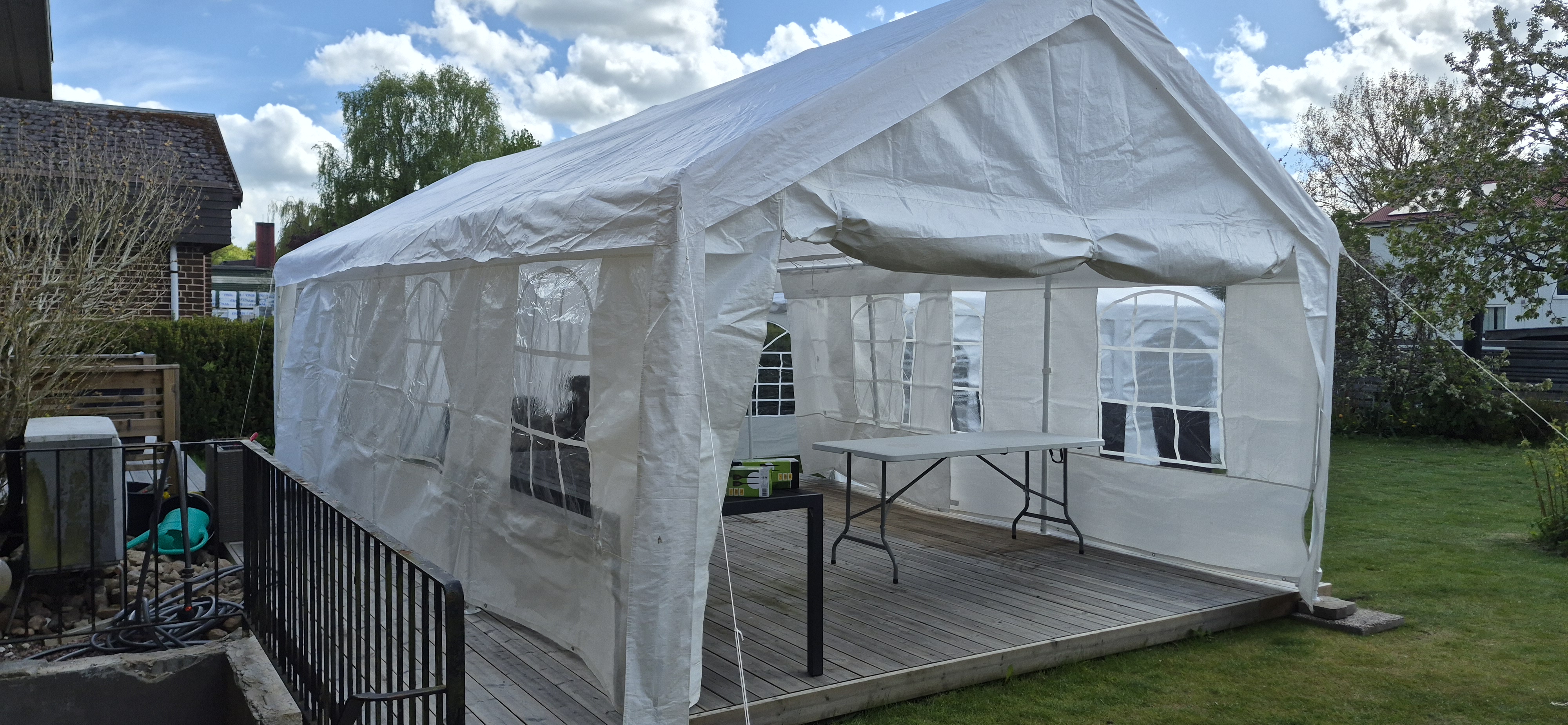 Stort partytält 4×8 meter – perfekt för fest, student eller trädgårdsmiddag