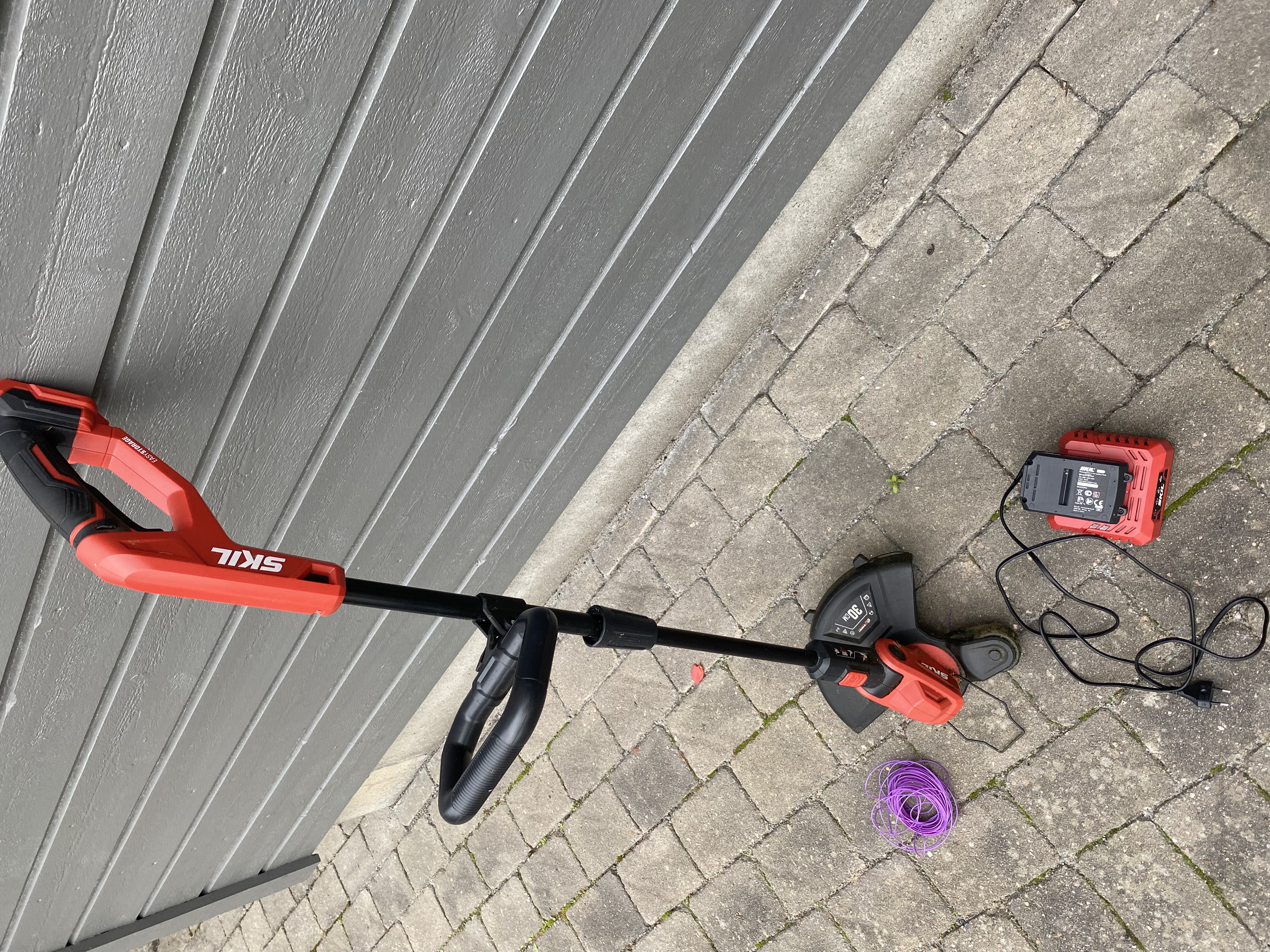Skil batteridriven grästrimmer 30 cm – med batteri och laddare