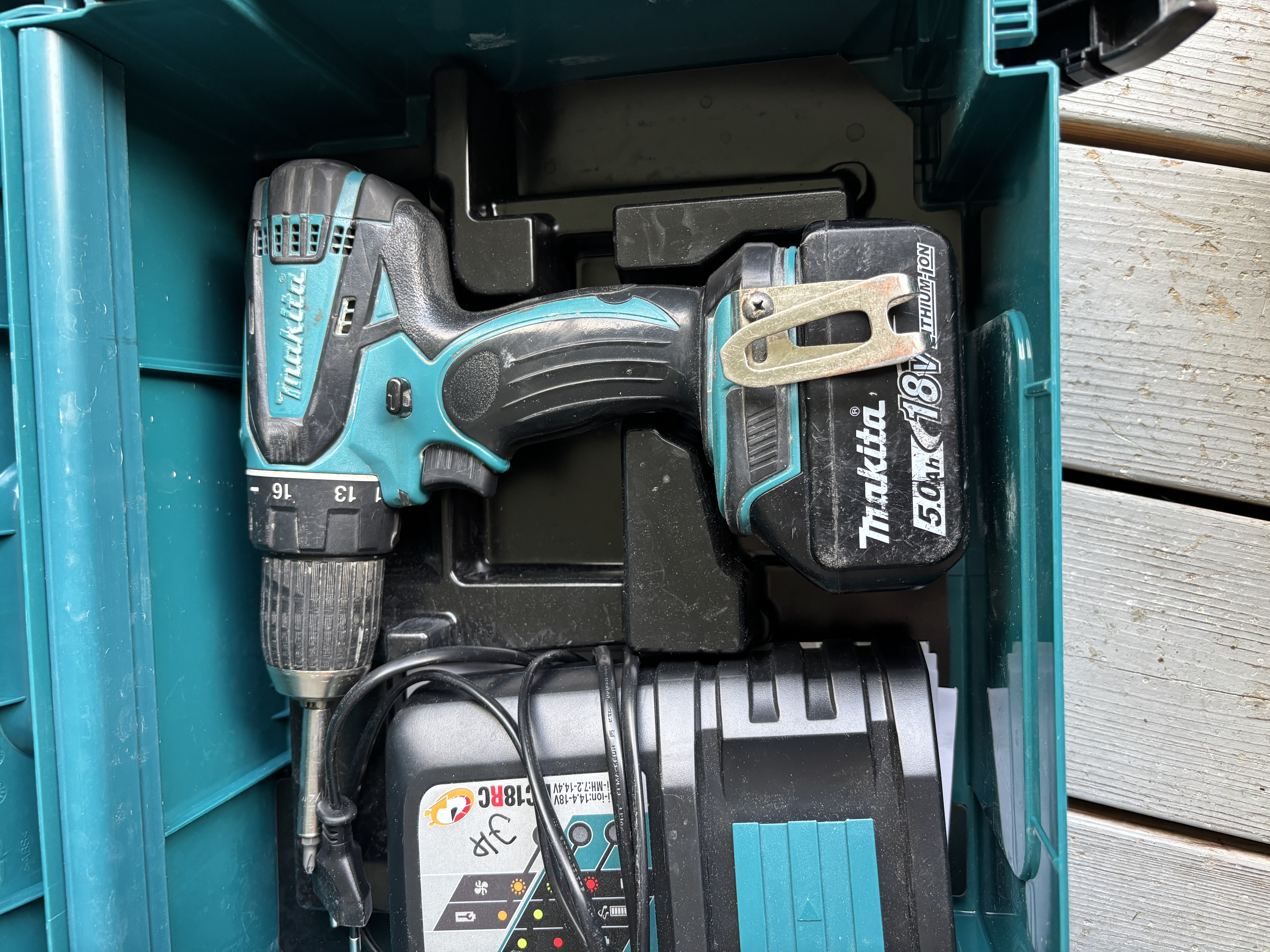 Makita 18v batteridrill med 5,0 ah batteri og lader
