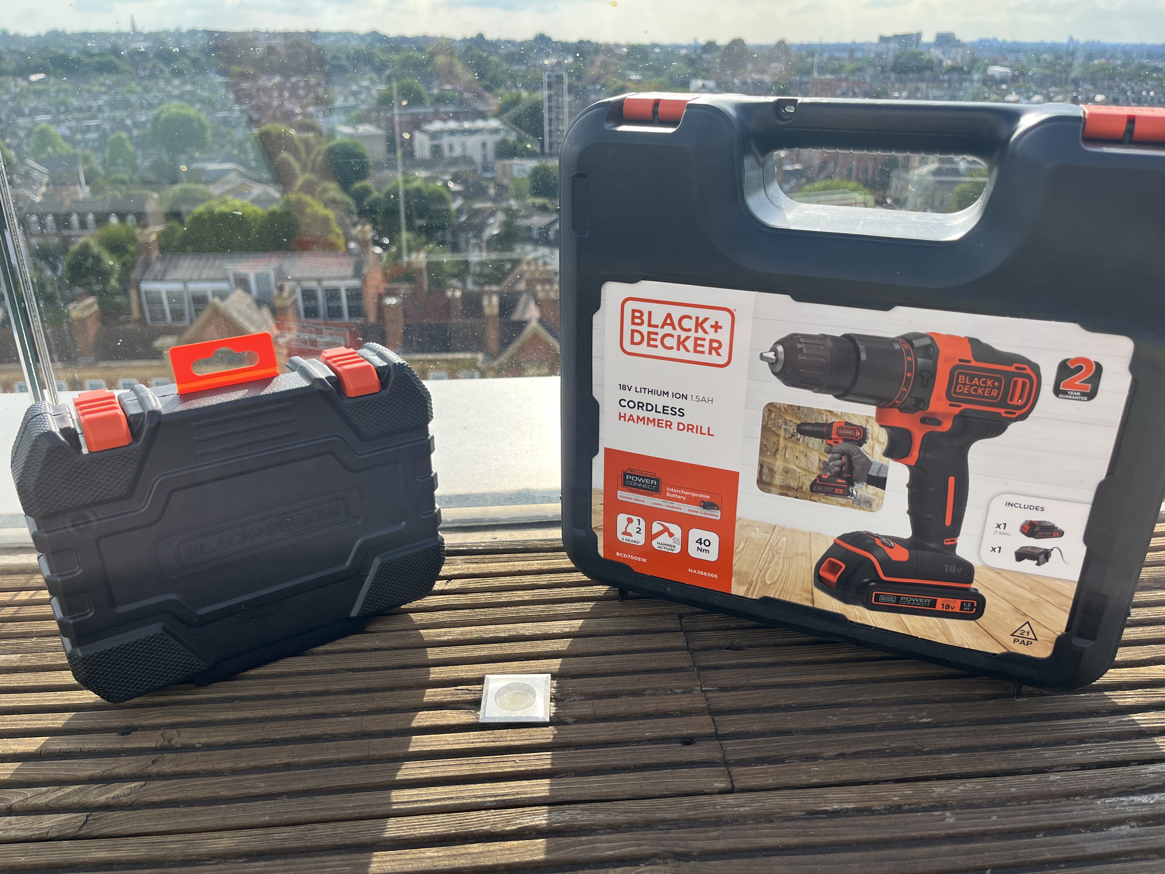 Wireless drill w/ drill bit set