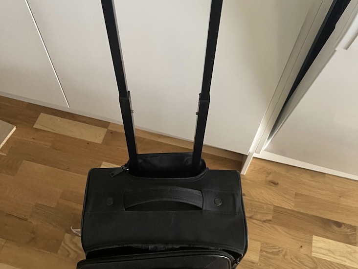 Svart kabinresväska