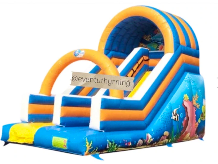 Hoppborg / rutschkana 🛝 lastad på släp